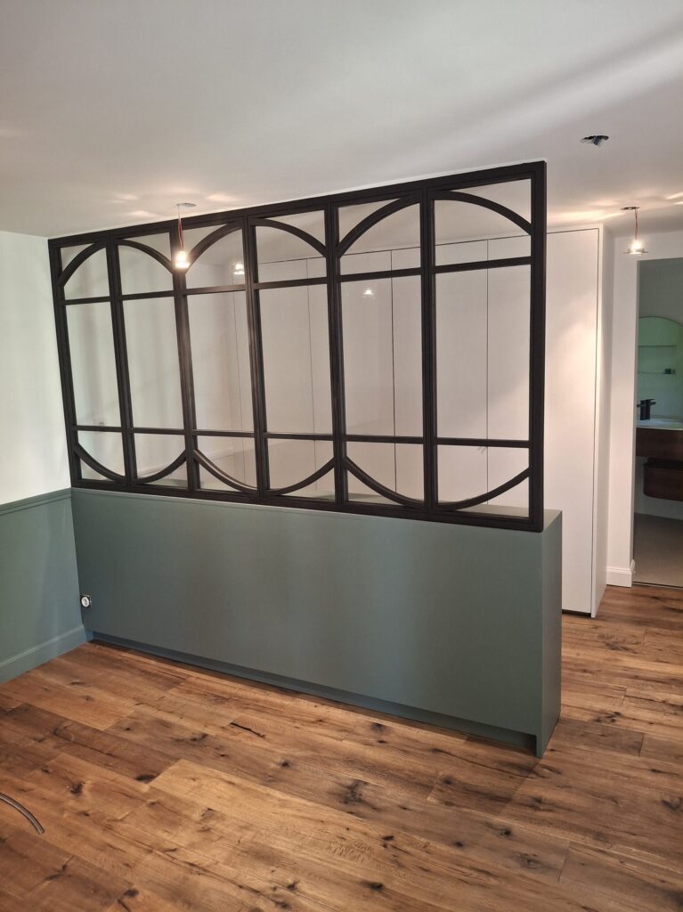 cloison verrière design par Menuiserie MDB avec soubassement vert gris dans un intérieur moderne à Occitanie,