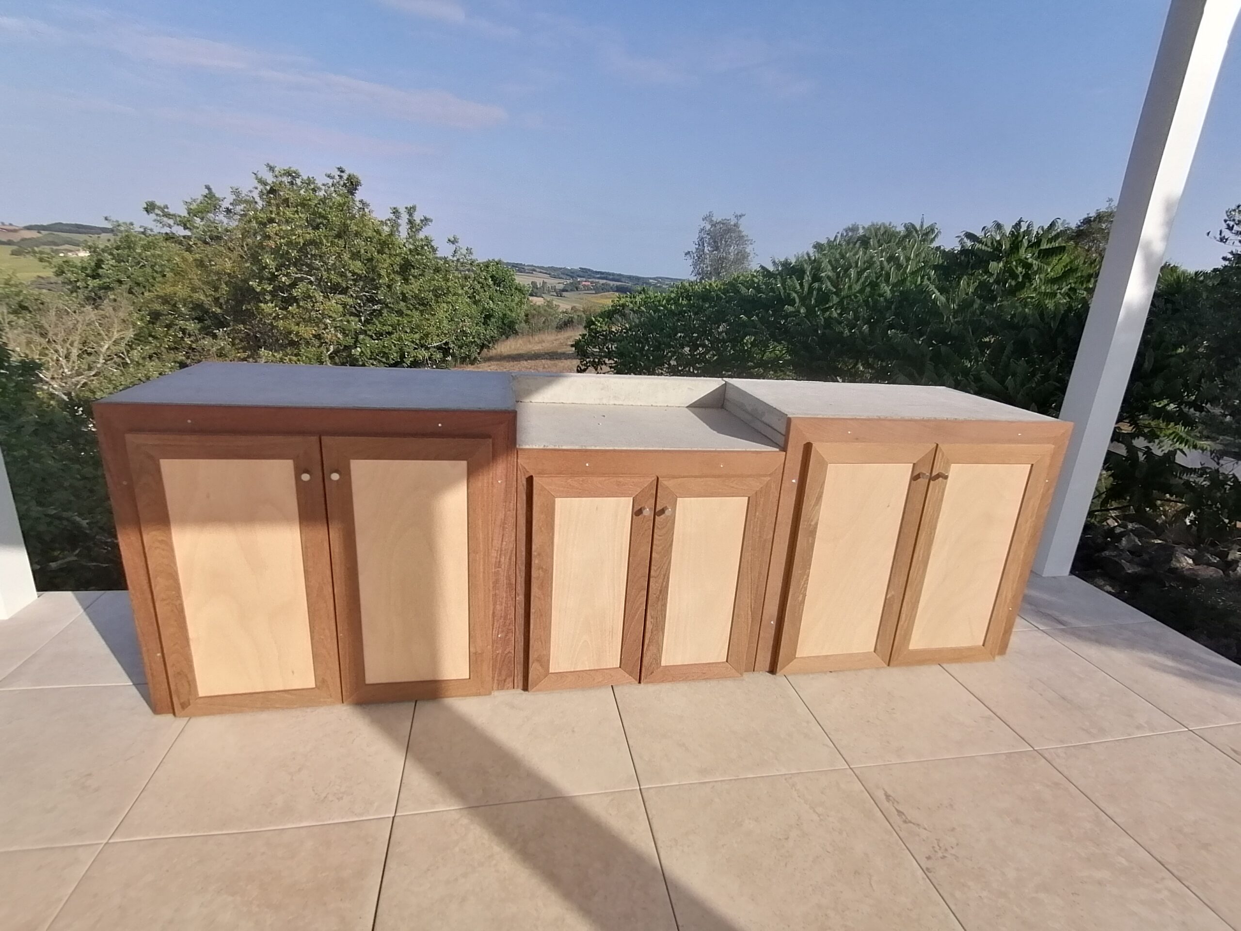 Meubles bas de cuisine bois Menuiserie MDB sur terrasse avec vue verdoyante en Occitanie,