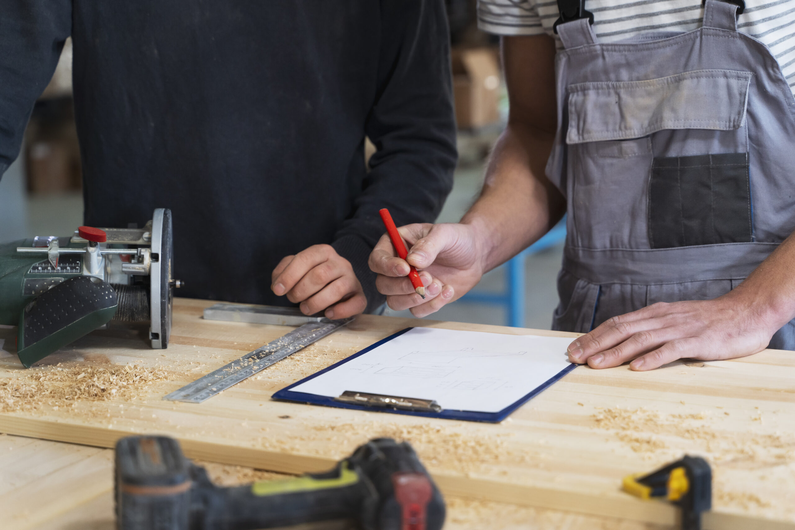 Collaboration artisanale chez Menuiserie MDB en Occitanie, annotation de plans de menuiserie sur bois,